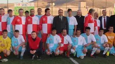 Futbolun efsaneleri genç hükümlülere umut oldu