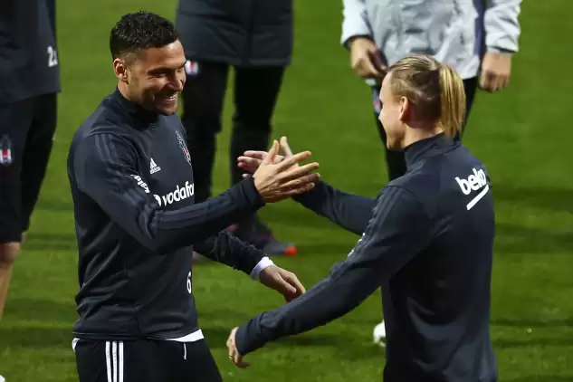 Beşiktaşlı oyuncular Vida'yı böyle karşıladı! Pepe, Quaresma, Tosic...