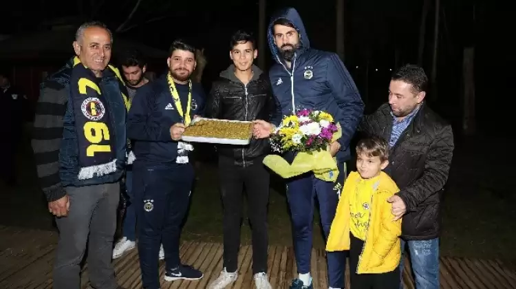 Kampta Fenerbahçeli futbolculara baklava sürprizi!