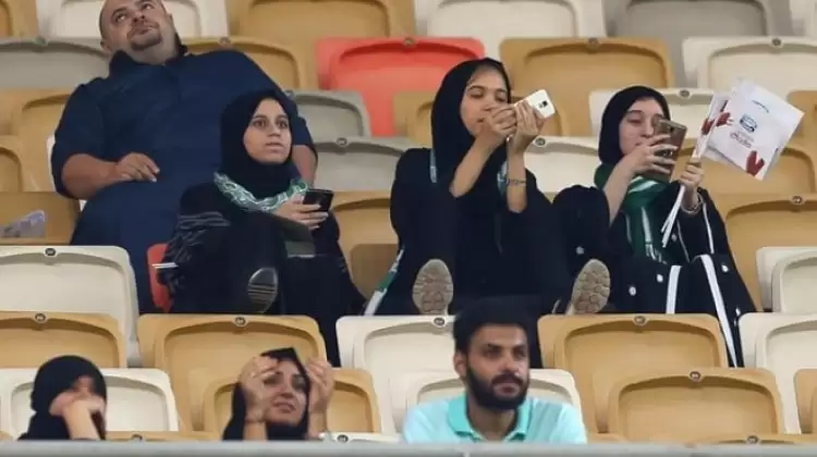 Suudi Arabistan'da bir ilk! Kadınlar futbol maçı için stadyumda...