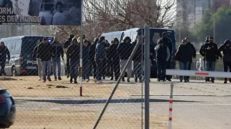 Sevilla taraftar grubu tesisleri bastı! Polis geldi...