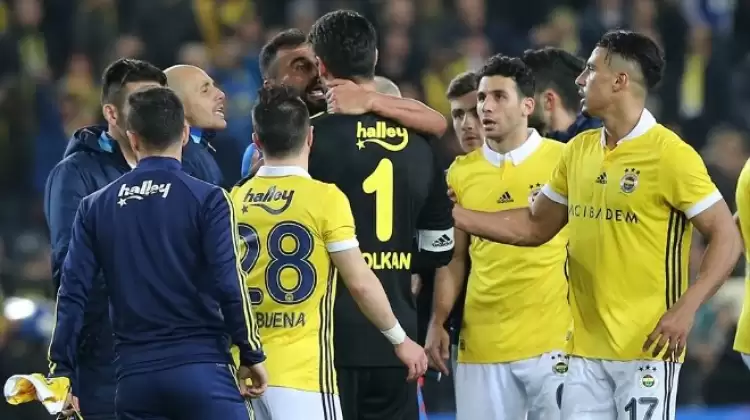 Fenerbahçe - Göztepe maçının ardından saha karıştı! İşte o anlar...