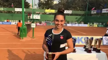 Genç tenisçiden tekler zaferi