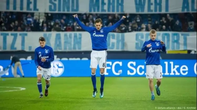 Schalke 04 taraftarından Goretzka'ya pankart ve ıslıklı protesto!