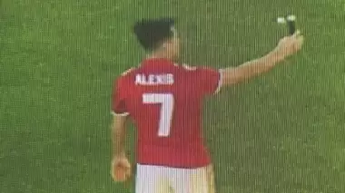Alexis Sanchez imzayı atmadan formayı giydi
