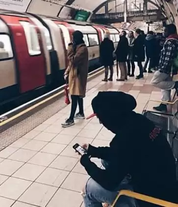 Yıldız futbolcu metro ile Londra'yı gezdi