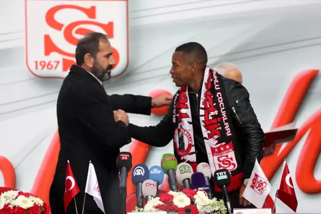 Video - Sivasspor'un yeni transferi Robinho imzayı attı: Merhaba Gardaş