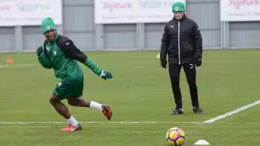 Bursaspor'un yeni transferi Shehu ilk idmanına çıktı
