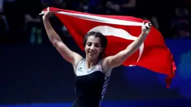 Tesadüfen başladığı güreşte dünya şampiyonluğuna ulaştı