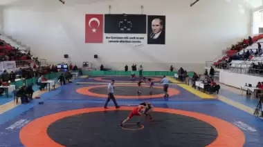 Yıldızlar serbest güreş grup müsabakaları başladı