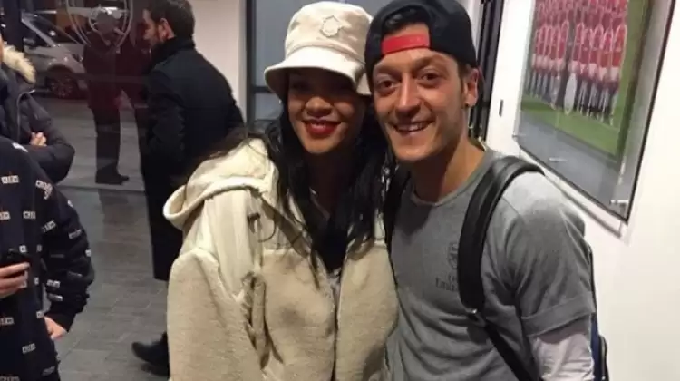 Rihanna'dan Mesut Özil'e sürpriz: 'Onunla kaybetmiyoruz'