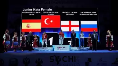 Avrupa şampiyonu Keyda Nur, memleketinde çiçeklerle karşılandı