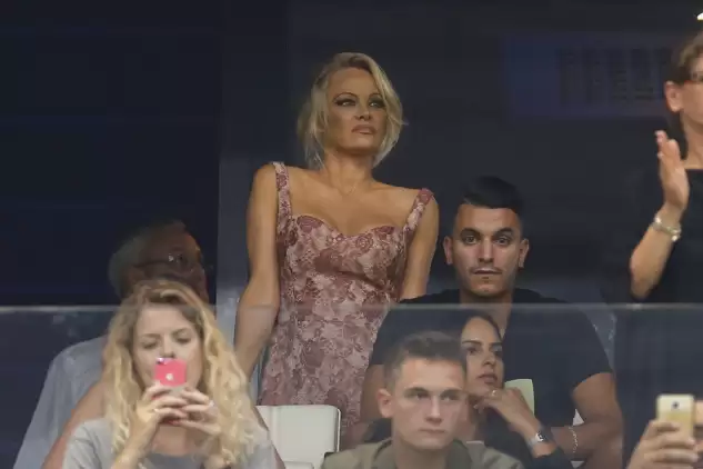 Pamela Anderson, ünlü futbolcuyla aşk yaşıyor!