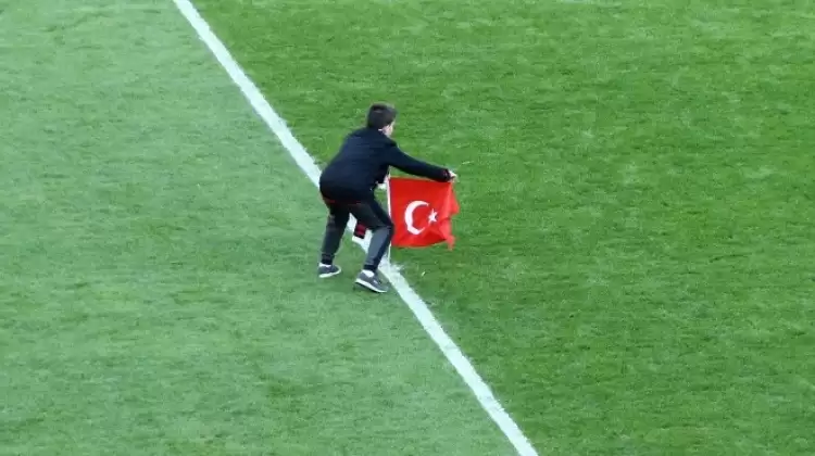 Eskişehirsporlu minik taraftar santraya Türk bayrağı dikti!