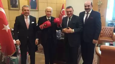 Devlet Bahçeli, boks eldivenleri giydi