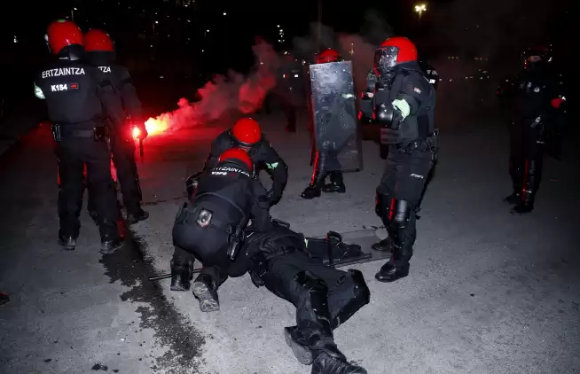 Video - Athletic Bilbao - Spartak Moskova maçı öncesi çıkan çatışmada bir polis öldü!