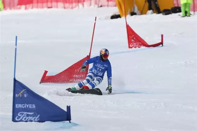 Snowboard Dünya Kupası'nın Erciyes etabı sıralama yarışlarıyla başladı