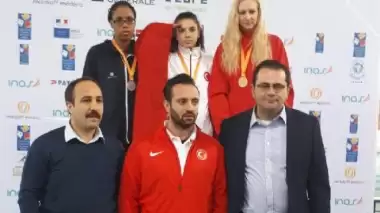 Esra Bayrak 4,5 senelik kariyerine "dünyaları" sığdırdı