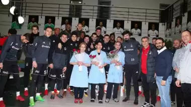 Şenol Güneş ve futbolculardan kadın çalışanlara jest