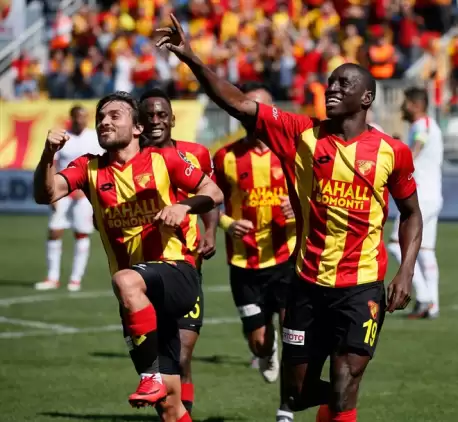 Göztepe Demba Ba ile yüksekten uçuyor!