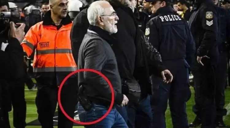 PAOK - AEK maçında olaylar! Başkan silahla sahaya girdi...