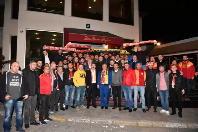 Fenerbahçe - Galatasaray derbisi öncesi dostluk yemeği! Taraftarlar buluştu...