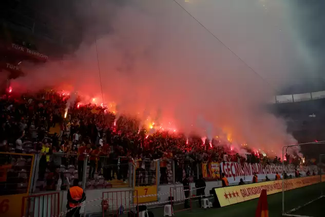 Galatasaray taraftarları stada akın etti! Maç gibi antrenman!