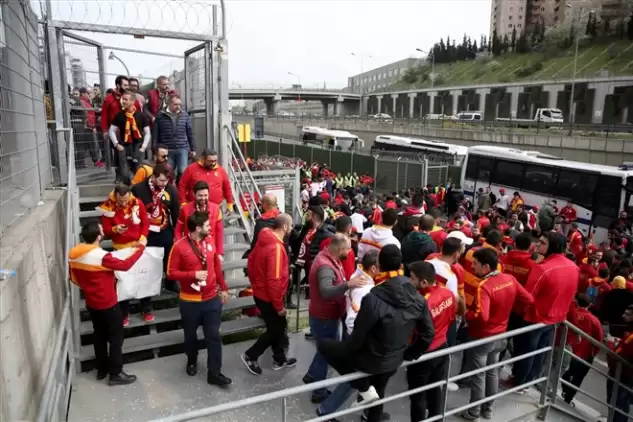 Galatasaray taraftarları otobüslerle Kadıköy'e doğru hareket etti 