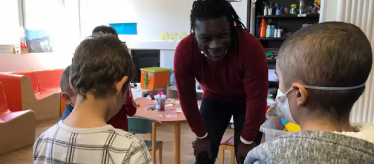 Gomis, Fransa'daki kısa tatilinde de çocukları unutmadı