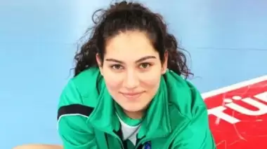 Genç voleybolcunun çifte heyecanı