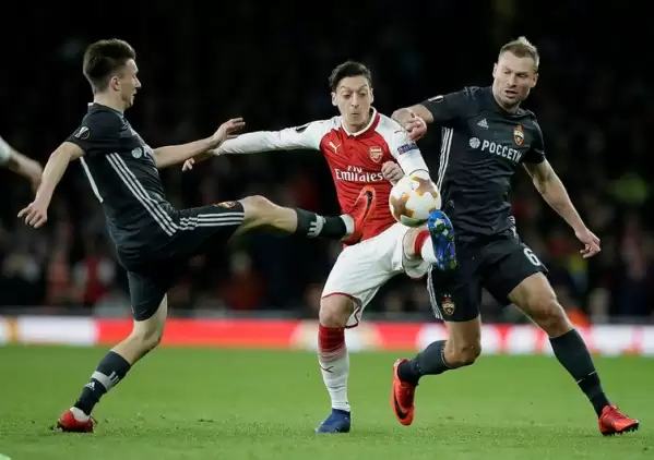 Mesut Özil, UEFA Avrupa Ligi'ne damga vurdu