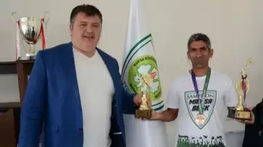 Şampiyon atlet Ahmet Bayram madalyayla döndü