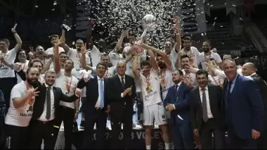 Halkbank şampiyonluk kupasını aldı