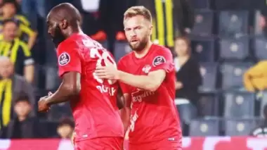 Antalyaspor forması giyen Doukara, Fenerbahçe maçını boş geçmedi