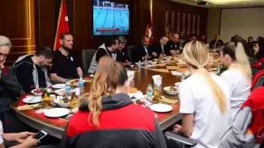 Başkan Cengiz'den kadın voleybolculara moral