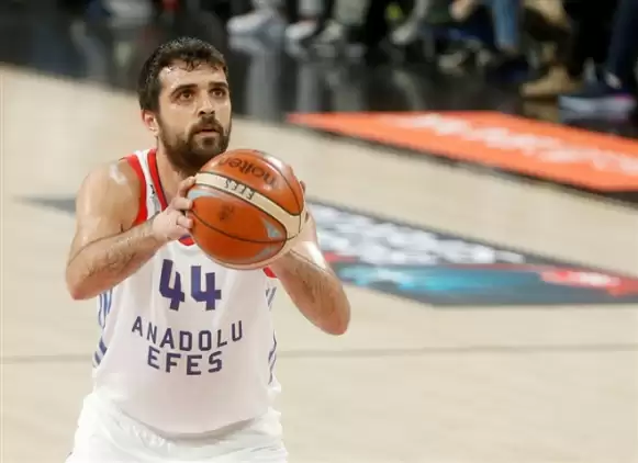 Anadolu Efes, Gaziantep Basketbol'u yendi Trabzonspor ligde kaldı