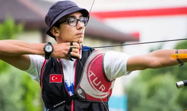 Okçulukta Gülnaz ve Mete'den gençler dünya rekoru