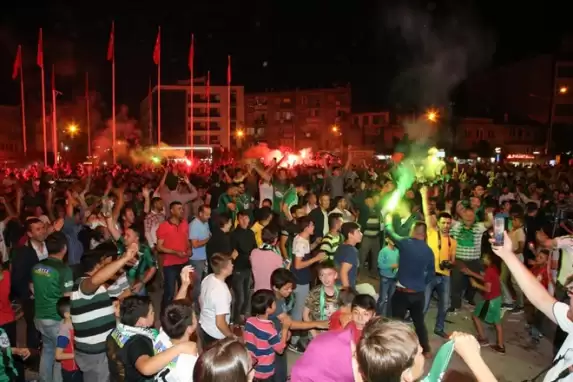 Akhisarspor'dan tarihi başarı! Büyük coşku...