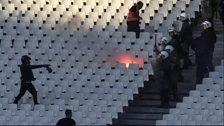 AEK - PAOK maçı öncesi tribünde olaylar çıktı!