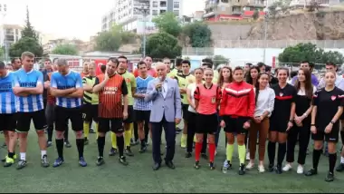 Kadın hakemler hem maç yönetti hem futbol oynadı