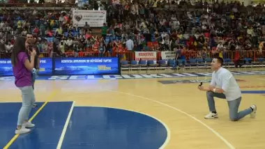 Video - Basketbol maçında sürpriz evlenme teklifi!
