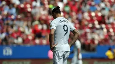 Video - Ibrahimovic, ayağına basan rakibinin kafasına vurdu ve kırmızı kart gördü