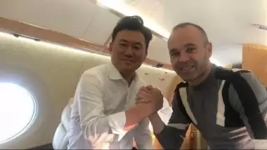 Iniesta, Lukas Podolski'nin takımına transfer oldu