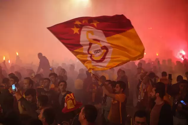 Video - Galatasaraylı taraftarlardan şampiyonluk kutlaması!