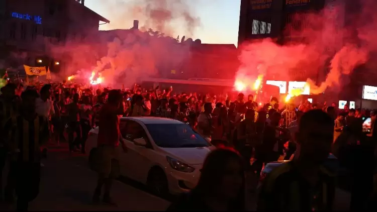 Kadıköy'de Ali Koç coşkusu! Meşaleler yandı...