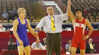 Güreşte 3 sporcumuz yarı finalde