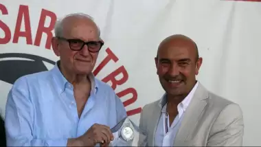 Seferihisar'daki plaj futbol sahasına Şenes Erzik'in ismi verildi