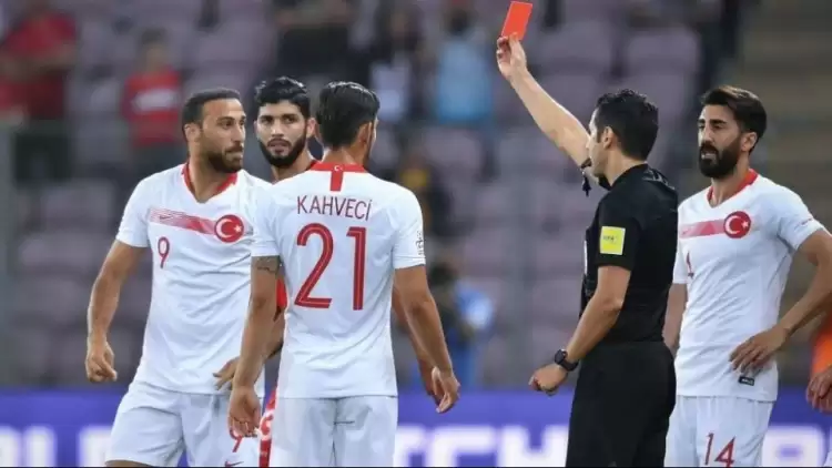 Cenk Tosun'dan flaş sözler! En beğendiği Türk futbolcular, kırmızı kartın perde arkası ve dahası...