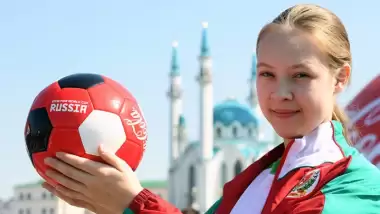 Dünya Kupası'nda bir ilk: Tataristan kız futbol takımı açılış maçında top toplayıcı oldu