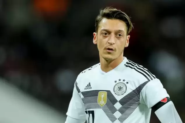 Mesut Özil hakkında Almanların efsanesi ağır ifadeler kullandı! 'Farkında değil...'